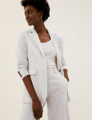 marksandspencer_SS22_len_T59_1091J_jednorady blejzr s prouzkem_1999Kc_modelka.jpg